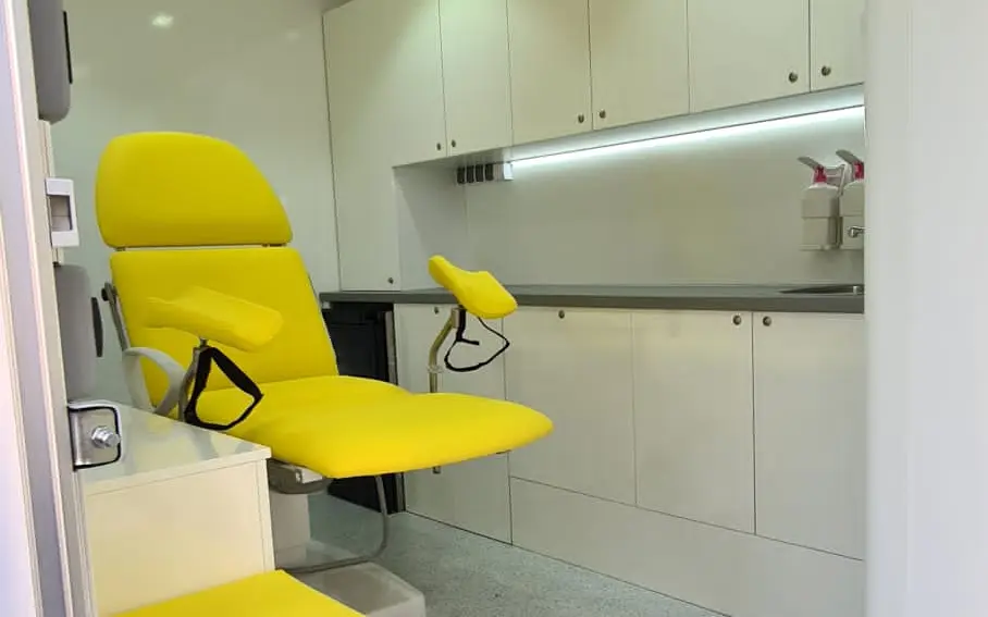 Żółty fotel ginekologiczny w gabinecie